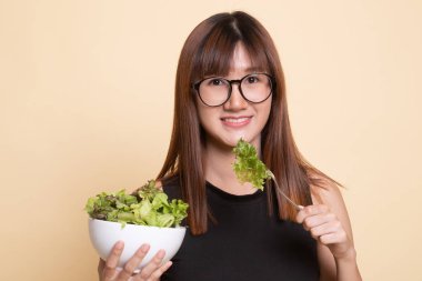 Salata sağlıklı Asyalı kadın.