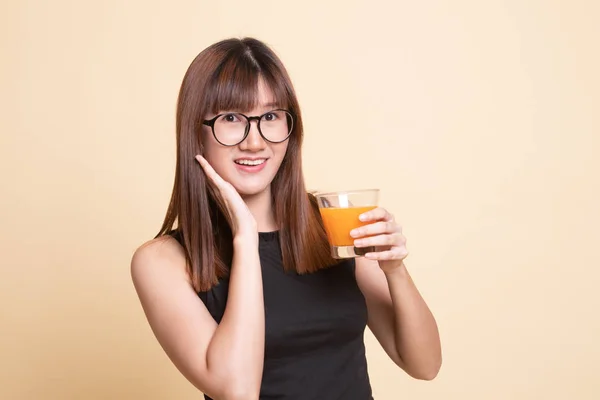 Jovem mulher asiática feliz beber suco de laranja . — Fotografia de Stock