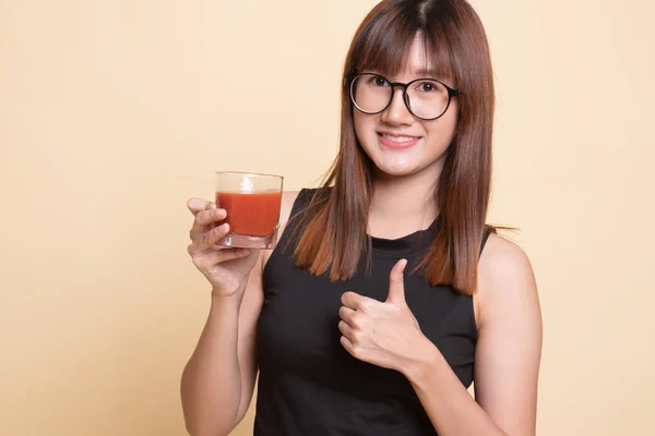 Jovem mulher asiática polegares para cima com suco de tomate . — Fotografia de Stock