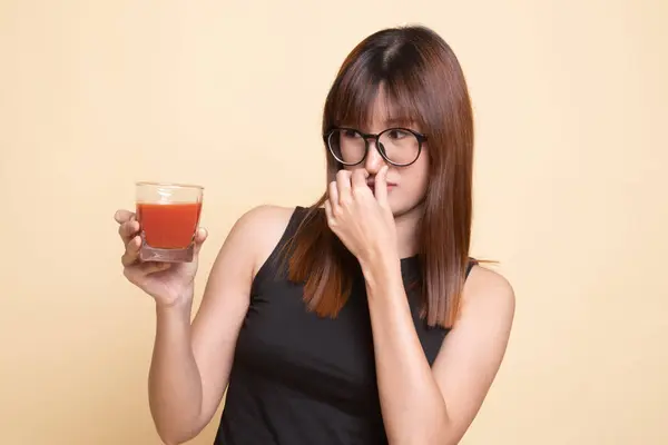 Ung asiatisk kvinna hatar tomatjuice. — Stockfoto