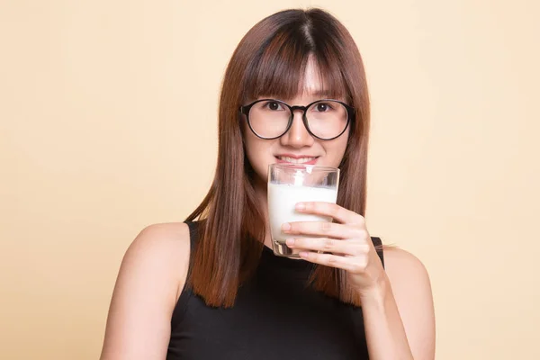 Mulher asiática saudável bebendo um copo de leite . — Fotografia de Stock