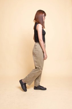 Güzel genç Asyalı kadının yürüyüş tam vücut.