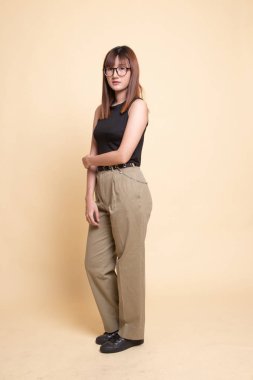 Güzel genç Asyalı kadının tam vücut.