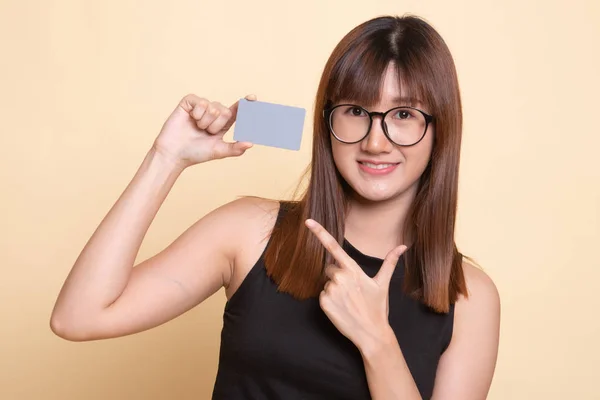 Giovane donna asiatica punta a una carta bianca . — Foto Stock