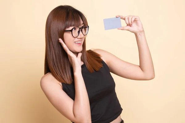 Mladá asijská žena šťastná s prázdnou kartou. — Stock fotografie