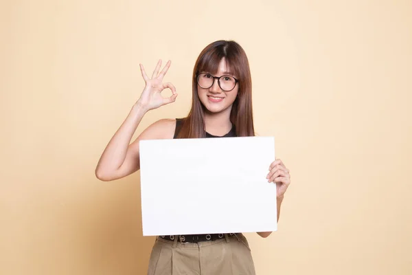 Ung asiatisk kvinna show Ok med vit blank skylt. — Stockfoto