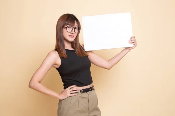 Jonge Aziatische vrouw met witte leeg bord. — Stockfoto