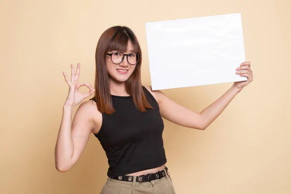 Jovem mulher asiática mostrar OK com sinal em branco . — Fotografia de Stock