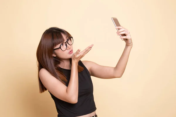 Jovem mulher asiática com telefone móvel. — Fotografia de Stock