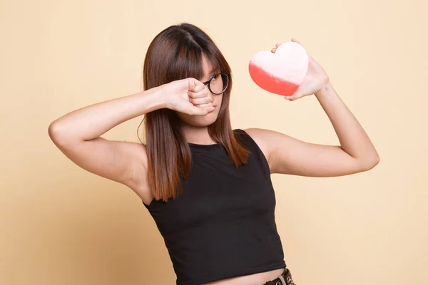 Mujer asiática triste y llorar con el corazón rojo . — Foto de Stock