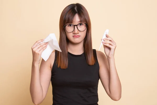 若いアジア女性を持って病気とインフルエンザ. — ストック写真