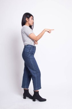 Güzel genç Asyalı kadın işaret tam vücut yan görünüm.