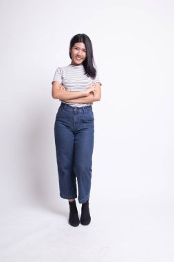 Güzel genç Asyalı kadının tam vücut.