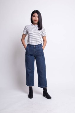 Güzel genç Asyalı kadının tam vücut.