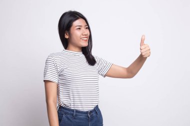 Asyalı kadın başparmak yukarıya ve gülümseme.