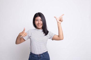Genç Asyalı kadın noktası ve başparmak yukarıya.