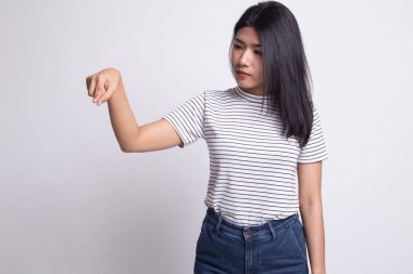 Güzel genç Asyalı kadın noktası boş yer aşağı.