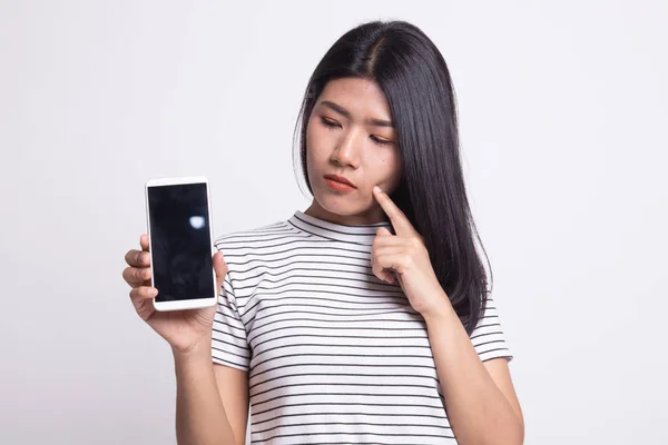Jovem mulher asiática com telefone móvel. — Fotografia de Stock