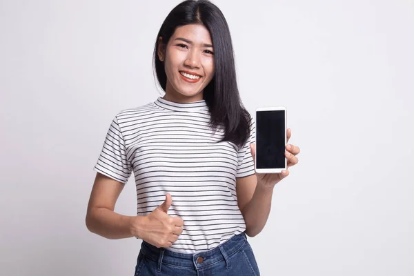 Jeune asiatique femme montrer pouce vers le haut avec téléphone mobile . — Photo