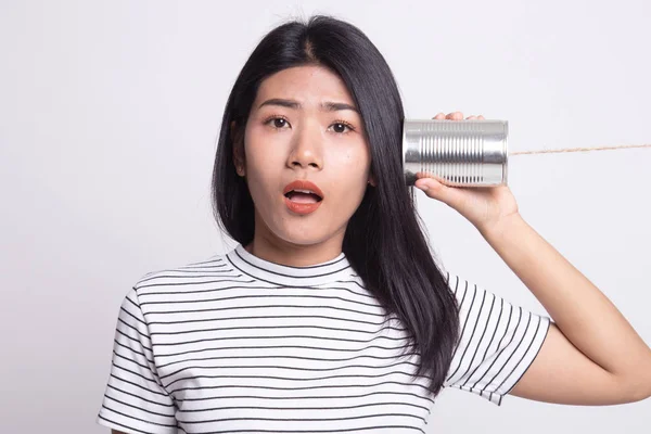 Překvapený mladé Asijské žena s tin can telefon. — Stock fotografie
