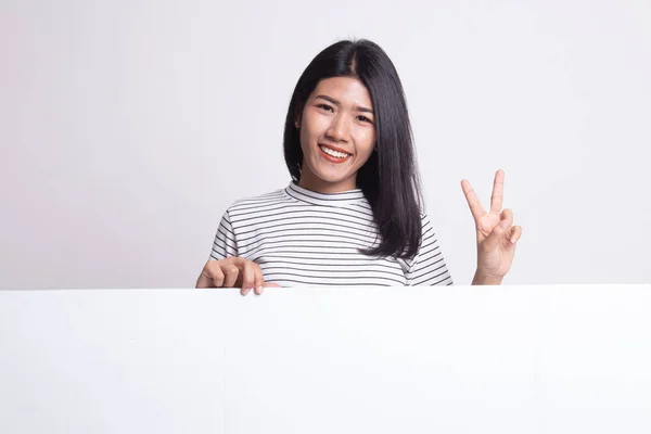 Молоді азіатські жінки Показати знак перемоги з пустим знак. — стокове фото