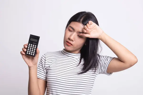 Femme asiatique a mal à la tête avec calculatrice . — Photo