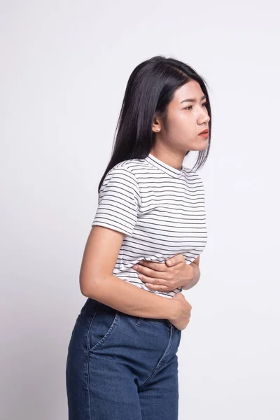 Genç Asyalı kadın mide ağrısı var. — Stok fotoğraf