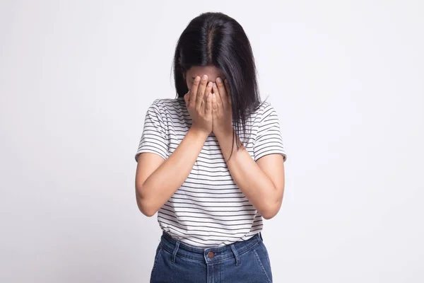 Triste joven asiática llorando con la palma de la mano. —  Fotos de Stock