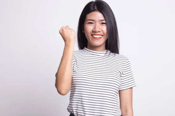 Framgångsrik ung asiatisk kvinna håll näve upp. — Stockfoto