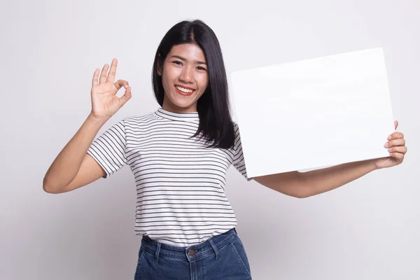 Jeune asiatique femme montrer OK avec blanc vierge signe . — Photo