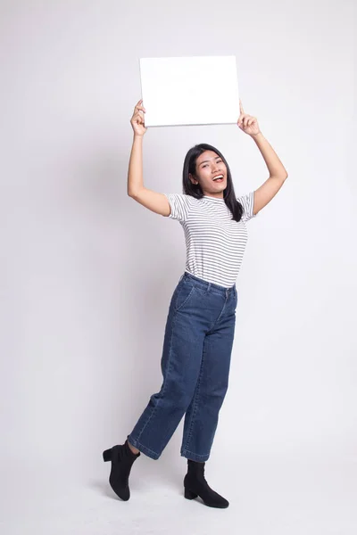 Joven mujer asiática con blanco signo en blanco . —  Fotos de Stock