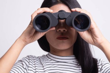 Dürbün ile genç Asyalı kadın.