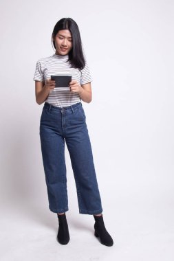 Bir bilgisayar tablet ile genç Asyalı kadın.