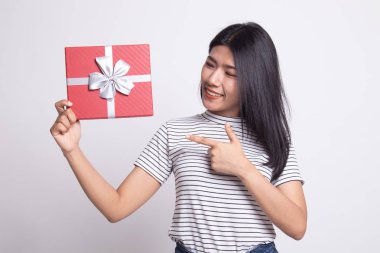 Genç Asyalı kadın ile bir hediye kutusu.