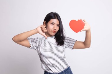 Asyalı kadın başparmak aşağı kırmızı kalpli.