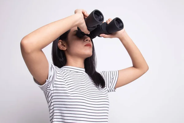 Giovane donna asiatica con binocolo . — Foto Stock