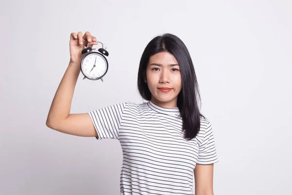 Jovem mulher asiática com um relógio. — Fotografia de Stock