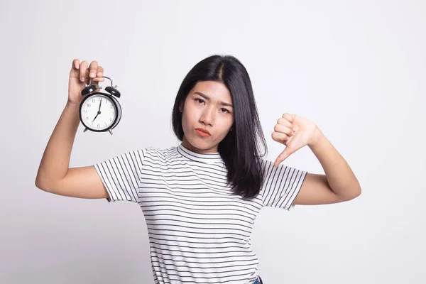 Joven mujer asiática pulgares abajo con un reloj . —  Fotos de Stock