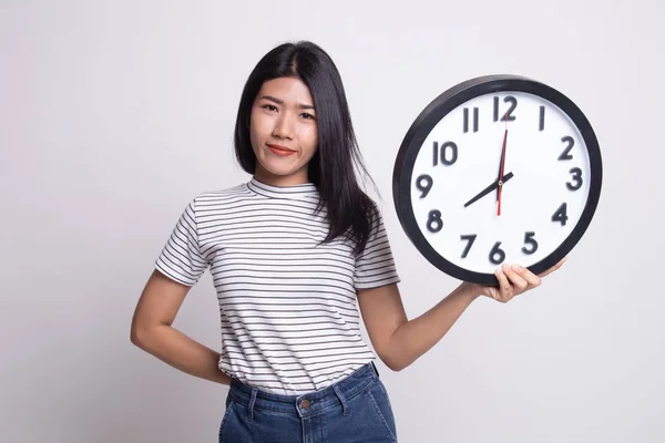 Giovane donna asiatica con un orologio. — Foto Stock