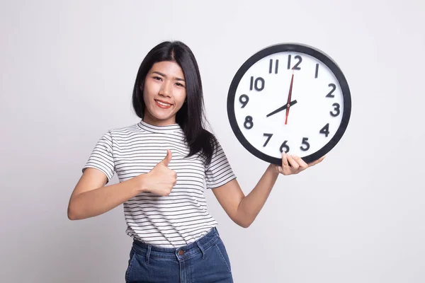 Jeune femme asiatique pouces levés avec une horloge . — Photo