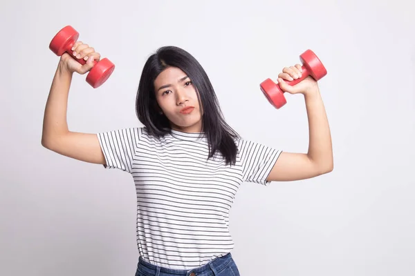 Asyalı kadın dumbbells ile yorgun. — Stok fotoğraf