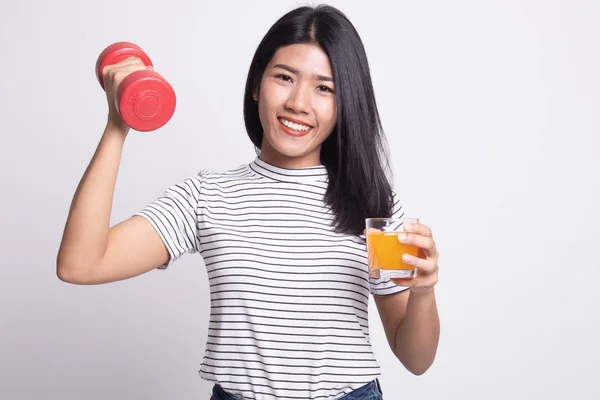 Genç Asyalı kadın dumbbell içki portakal suyu ile. — Stok fotoğraf