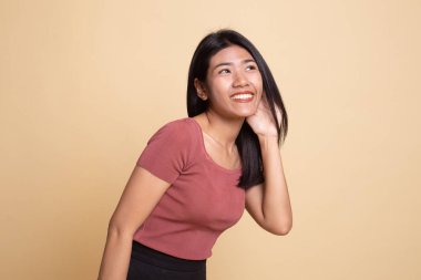 Güzel genç Asyalı kadın için bir şey dinle.