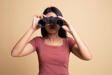 Dürbün ile genç Asyalı kadın.