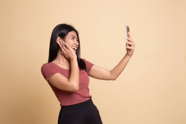 Genç Asyalı kadın selfie ile hareket eden telefon.