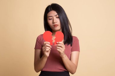 Güzel genç Asyalı kadın ile kırık kalp.