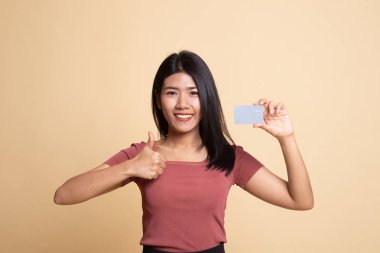 Genç Asyalı kadın Yaşasın boş bir kart ile.