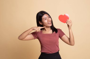 Asyalı kadın gelin için kırmızı kalp.