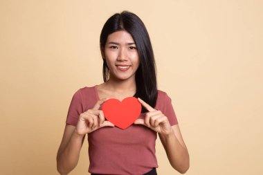 Kırmızı kalpli Asyalı kadın.