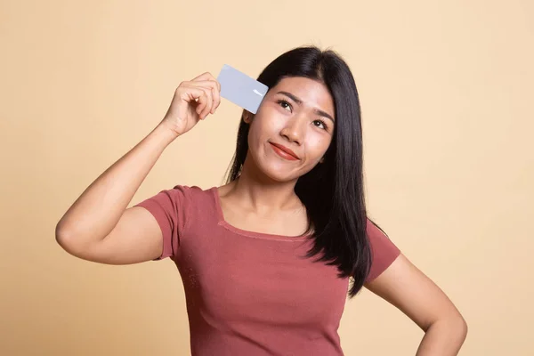 Jovem mulher asiática pensar com um cartão em branco . — Fotografia de Stock